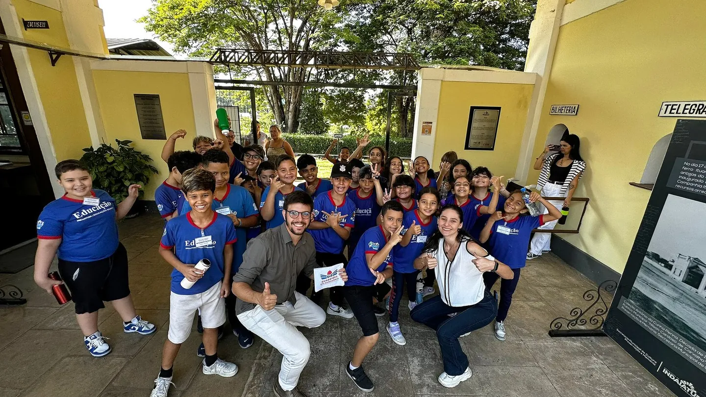 Grupo de estudantes e educadores em visita a um espaço de memória e patrimônio