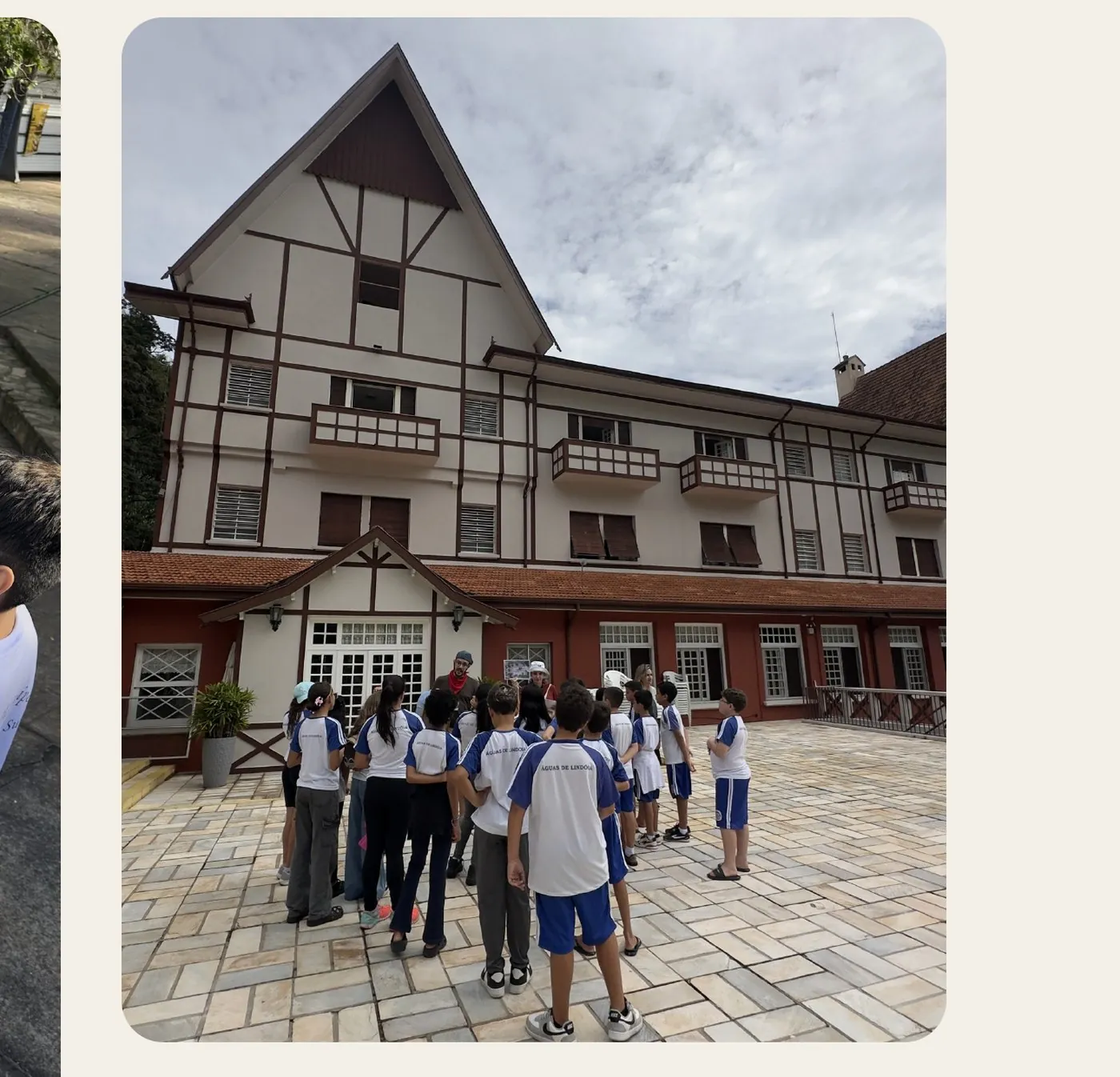Estudantes e educadores em visita ao patrimônio arquitetônico de Águas de Lindóia